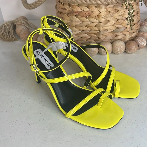 Steve Madden
Cypruss Sandal Sz 7 Color lime - Picture 3 of 9